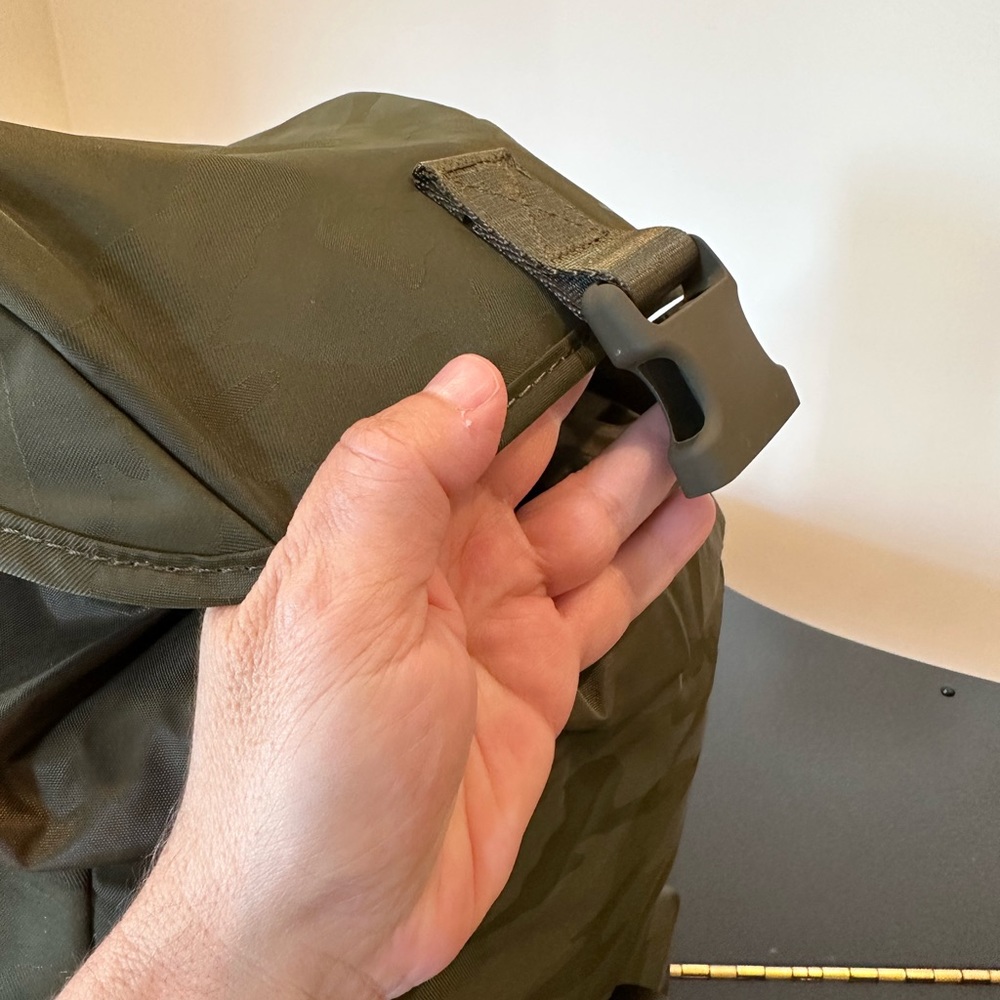 NWT Rare Minimalist Athletic Athleisure Athleta camo Venture Utility Backpack - Picture 13 of 17